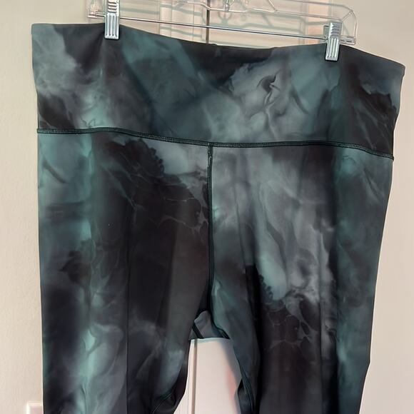 Athleta 3X Elation Printed Black & Gray 7/8 Tight Leggings - Picture 3 of 16